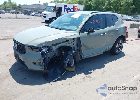 2025 Volvo Xc40 B5 Plus Dark Theme z USA, uszkodzony, nr VIN YV4L12UC1S2453686